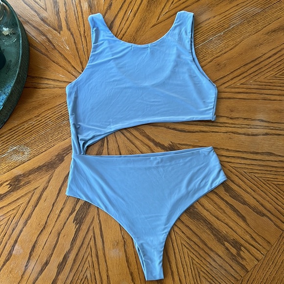 Pretty Little thing bodysuit . Light blue color US size 8 - Picture 4 of 4